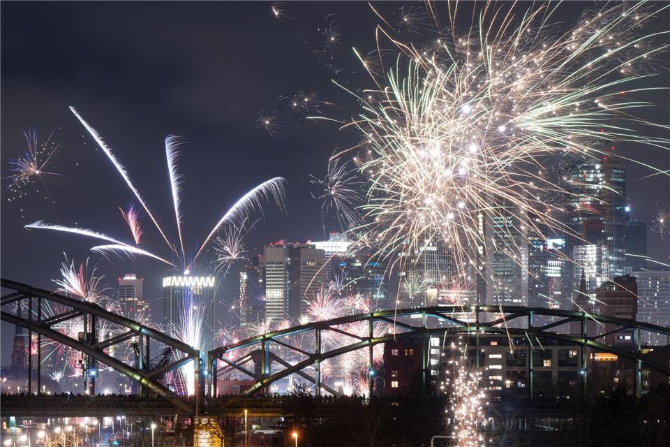 So sieht alljährlich das Silvesterfeuerwerk vor der Bankenskyline in Frankfurt aus. (Archivbild)Boris Roessler/dpa