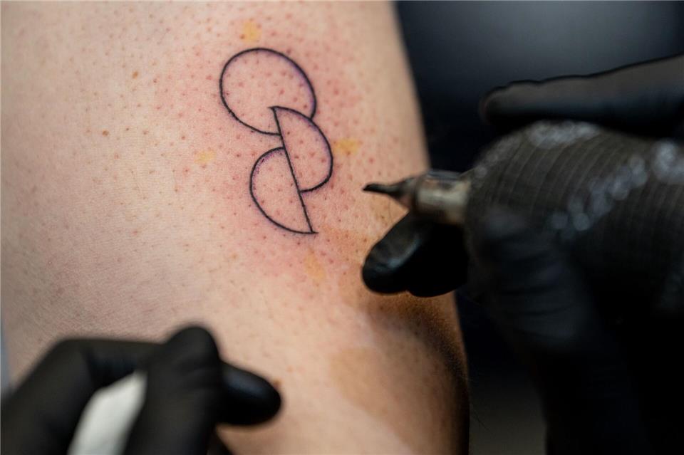 So sieht das Organspende-Tattoo der Organisation „Junge Helden“ aus, dass jetzt auch an der Uniklinik Münster bei 75 Mitarbeitern in die Haut gestochen wird. (Archivbild)picture alliance/dpa