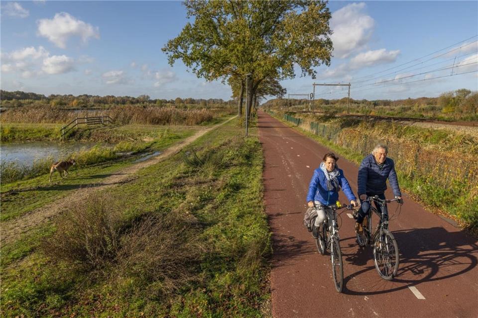 So sieht der Fietssnelweg in den Niederlanden aus, der dort zu großen Teilen entlang der Bahnstrecke verläuft. Auf deutscher Seite laufen die Planungen, um den Radschnellweg über Steinfurt nach Münster und womöglich nach Hamm zu verlängern.