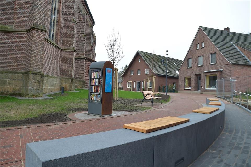 So sieht der neue Kirchplatz mit Buch-Regal aus. 