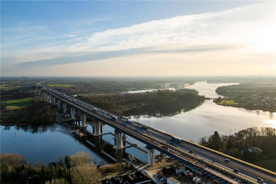 So sieht die von der Wintersonne beleuchtete Baustelle am Nord-Ostsee-Kanal von oben aus.Ulrich Perrey/dpa