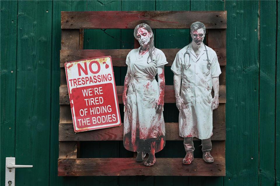 So sieht es am Eingang des Horrorhauses aus. Matthias Bein/dpa