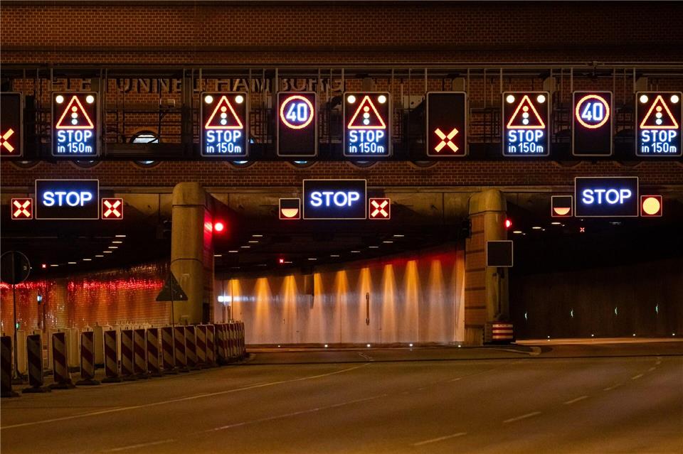 So sieht es an der Einfahrt aus, wenn der Elbtunnel gesperrt ist. (Archivbild)Jonas Walzberg/dpa