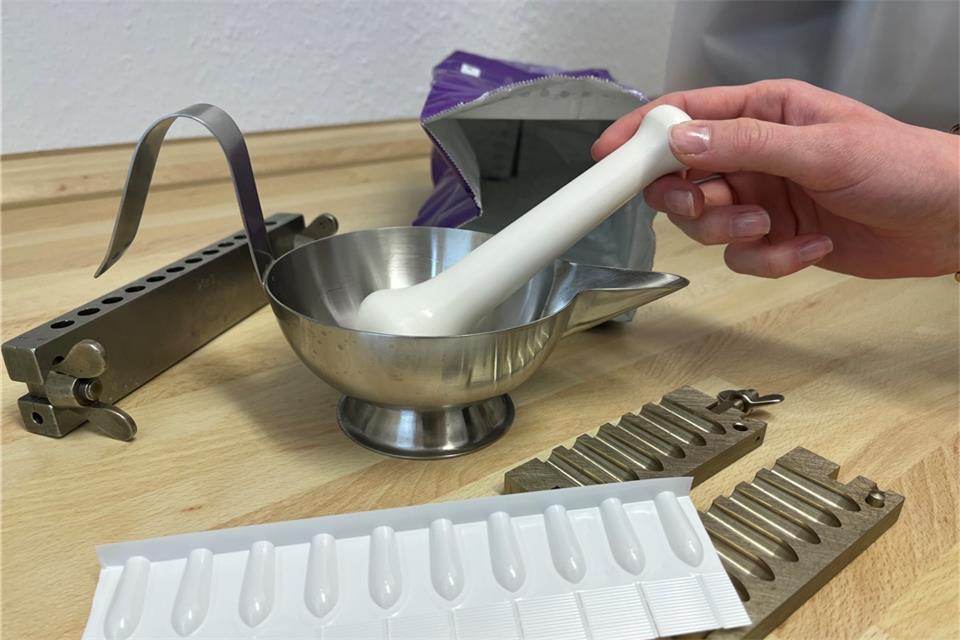 So sieht es aus, wenn Apotheken-Mitarbeiter Zäpfchen selbst herstellen. Hinten in der Tüte ist Hartfett, dieses wird mit Wasser geschmolzen. Dann wird der Wirkstoff untergerührt, anschließend kommen die Zäpfchen zum Aushärten in die Formen. 