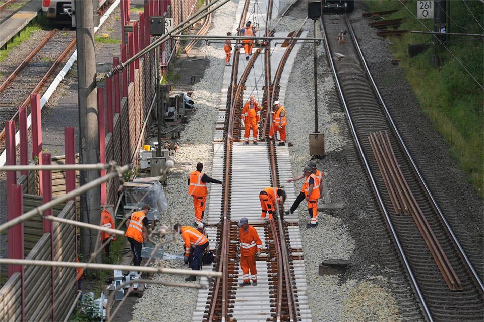 So sieht es aus, wenn die Bahn eine Strecke saniert. Hier Arbeiten an der Strecke Hamburg - Berlin.Marcus Brandt/dpa