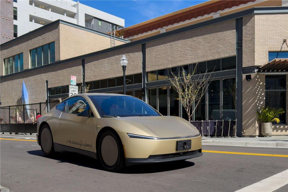 So sieht für Elon Musk die Zukunft von Tesla aus. (Archivbild)Andrej Sokolow/dpa