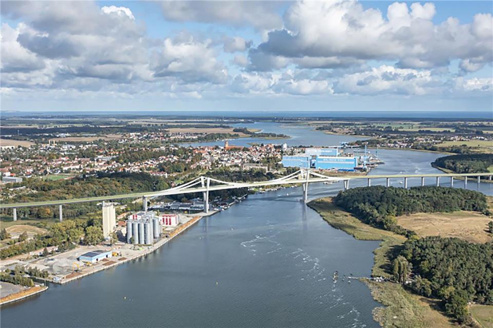 So soll die neue Brücke über dem Peenestrom aussehen. Landesamt für Straßenbau und Verkehr Mecklenburg-Vorpommern/dpa