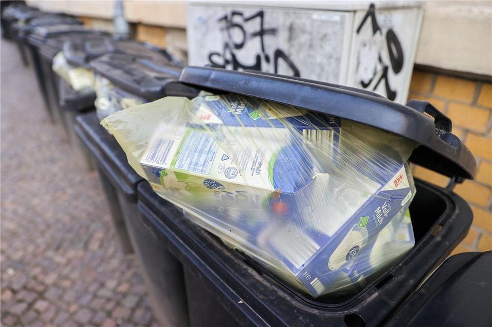 So soll es nicht sein: Getränkekartons im Restmüll. Dabei gehören sie in den Gelben Sack oder die Gelbe Tonne.Jan Woitas/dpa-Zentralbild/dpa