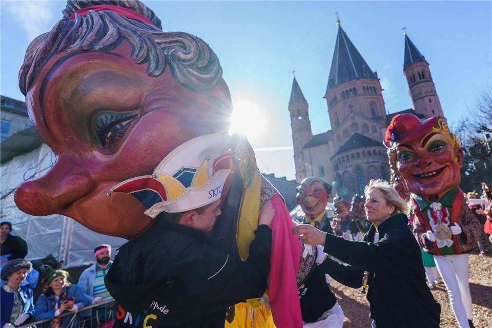 So sonnig und mild wie im vergangenen Jahr dürfte es diesmal nicht werden im Schatten des Mainzer Doms. (Archivbild)Andreas Arnold/dpa
