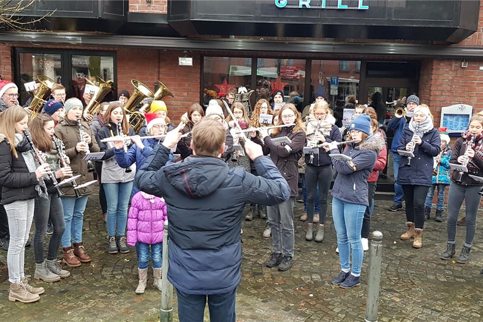 So spielten die Burgmusikanten im vergangenen Jahr das Weihnachtsständchen. Dieses Jahr wird auf dem eigenen Grundstück musiziert – Radio WMW hatte dazu aufgerufen. 