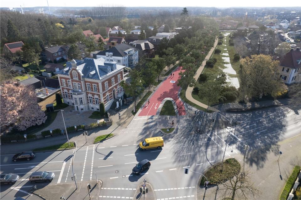 Klares Votum für Wasserstiege-Viertel in Borken So stellen sich die Planer die Einfahrt ins Wohngebiet Wasserstiege über die Von-Basse-Straße vor. Der Wasserlauf (rechts im Bild) soll deutlich aufgewertet werden.