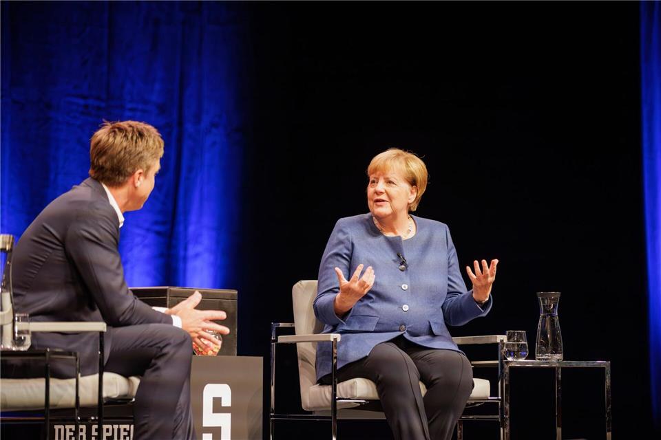 So viel Lob für Merz hatte Merkel schon lange nicht mehr übrig.Gordon Welters/DER SPIEGEL/dpa