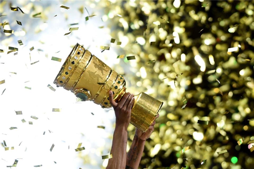 So viele Menschen wie nie zuvor wollten das Pokal-Finale live sehen - Betrüger nutzen das und bieten gefälschte Tickets an. picture alliance / dpa