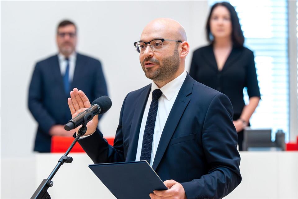 „So wahr mir Gott helfe“ - der neue Innenminister René Wilke (parteilos) verwendete bei seiner Vereidigung im Landtag auch die Gottesformel. Soeren Stache/dpa