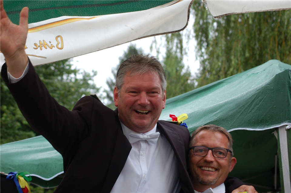So war es um 15.16 Uhr : Reinhard Schwittlich (l.) jubelt. Er hat gerade den Rest des Vogels von der Stange geholt.