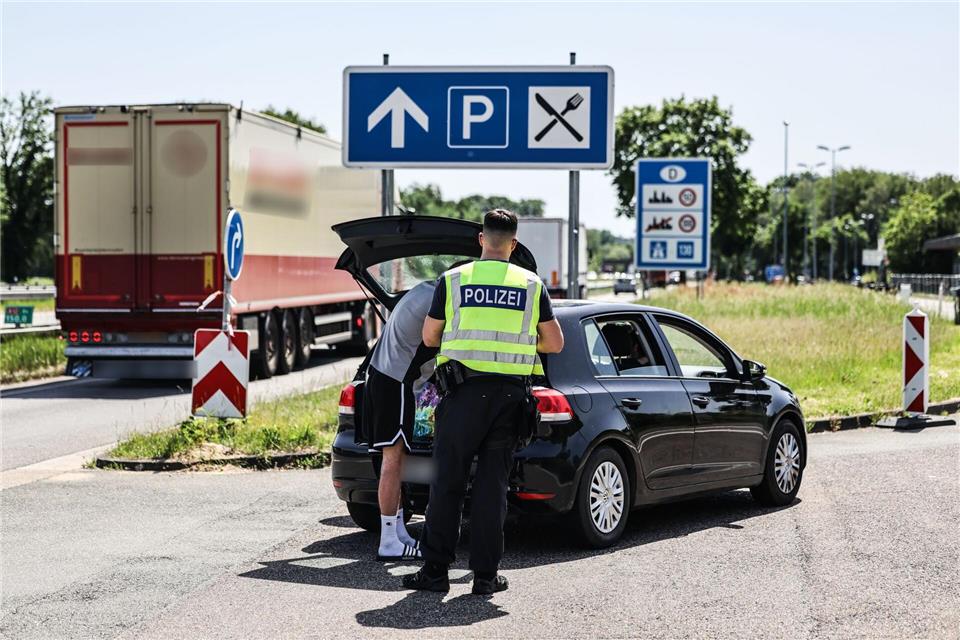 So war es zuletzt in den 1980er Jahren: Autofahrer werden am Grenzübergang Elten herausgewunken und kontrolliert. Oliver Berg/dpa