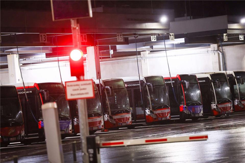 So wie bereits Anfang Februar könnte es wegen eines Warnstreiks wieder auf dem Busbetriebshof Alsterdorf aussehen. Die Busse bleiben im Depot. (Archivbild)Christian Charisius/dpa