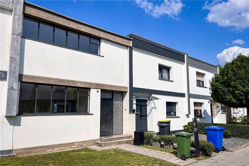 So wie das Haus Anton (vorn) sahen bei der Fertigstellung alle Häuser in der Siedlung Törten aus. Inzwischen sind die meisten mehr oder weniger umgebaut worden.Heidi Scharvogel/dpa-tmn