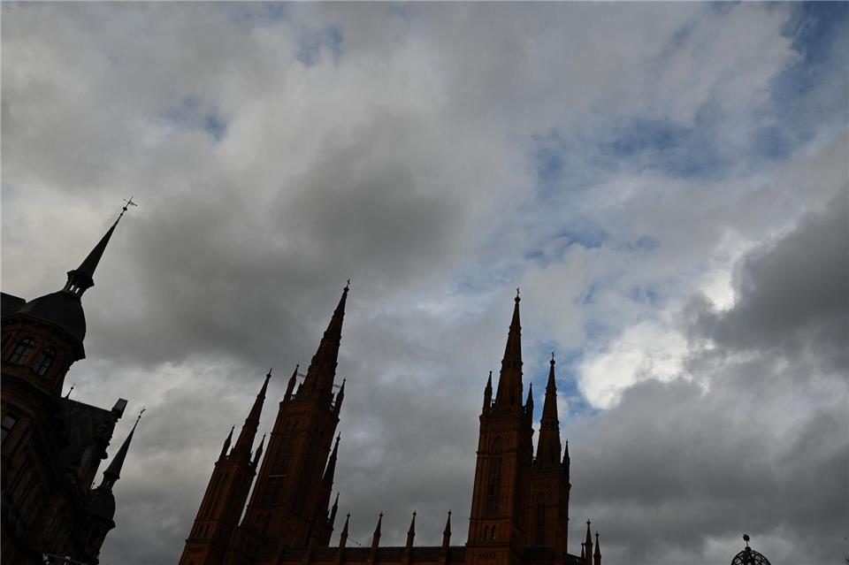 So wie hier in Wiesbaden zeigt sich der Himmel über Hessen zu Wochenbeginn wechselnd bis stark bewölkt. (Archivbild)Arne Dedert/dpa