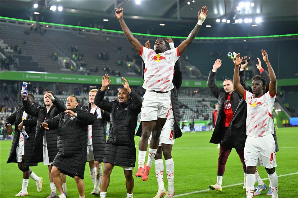 So wie zum Ende der vergangenen Saison will RB Leipzig auch diesmal in Wolfsburg jubeln. (Archivbild)Swen Pförtner/dpa