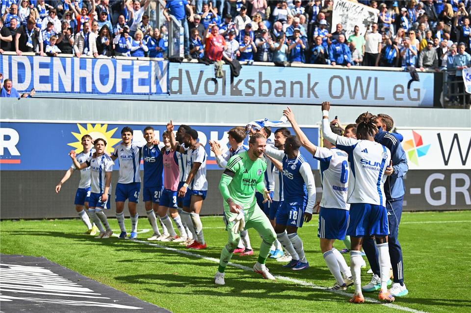 So will Schalke auch am Samstag feiern: Spieler auf dem Rasen, Fans auf der Tribüne. (Archivbild)Swen Pförtner/dpa
