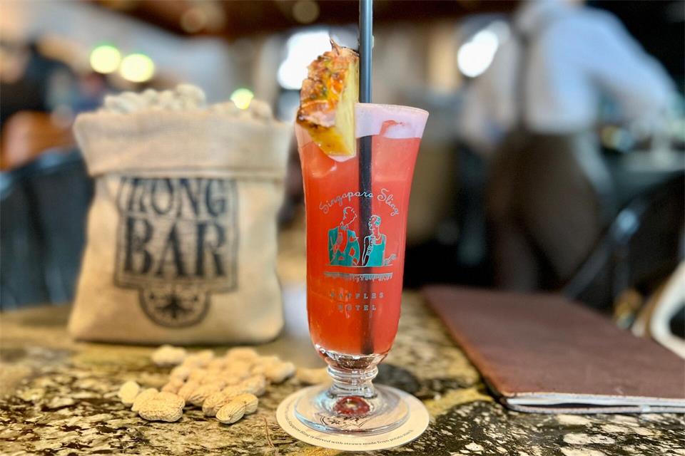 So wird der Singapore Sling noch heute in der Long Bar serviert - traditionell mit Erdnüssen, deren Schalenreste auf dem Boden landen dürfen.Carola Frentzen/dpa