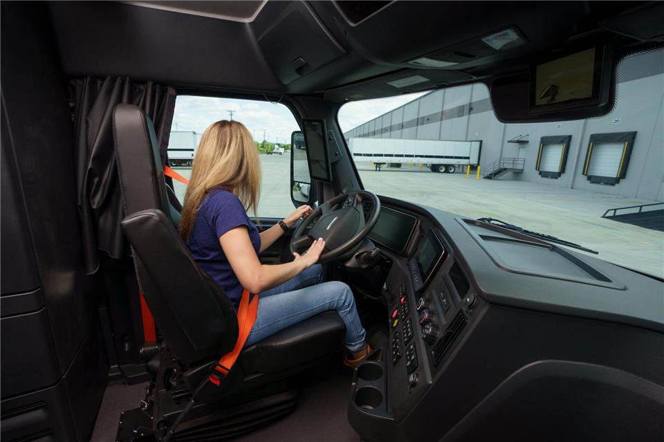 So wird die harte Tour leichter: Das Interieur des Freightliner Cascadia wartet nicht nur mit Funktionalität, sondern auch viel Komfort auf.Daimler Truck AG/dpa-tmn