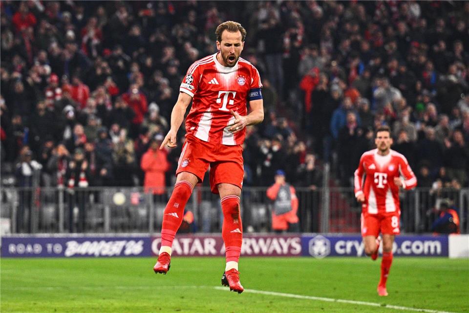 So wollen die Bayern-Fans Torjäger Harry Kane gegen Real sehen: Jubelnd. (Archivbild)Tom Weller/dpa