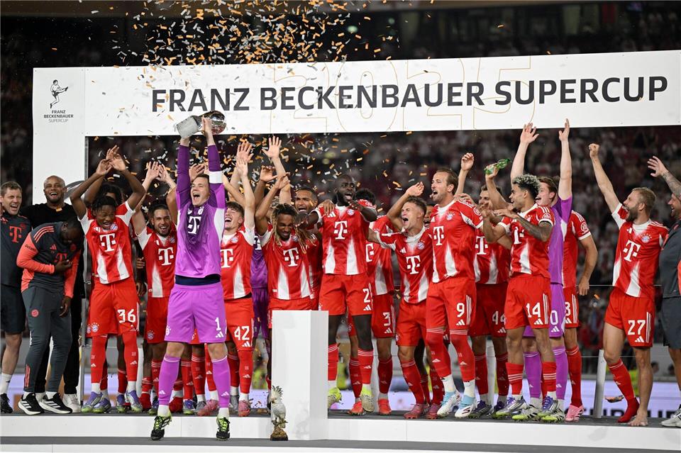 So wollen die Bayern auch im Sommer den Supercup bejubeln. (Archivbild)Bernd Weißbrod/dpa