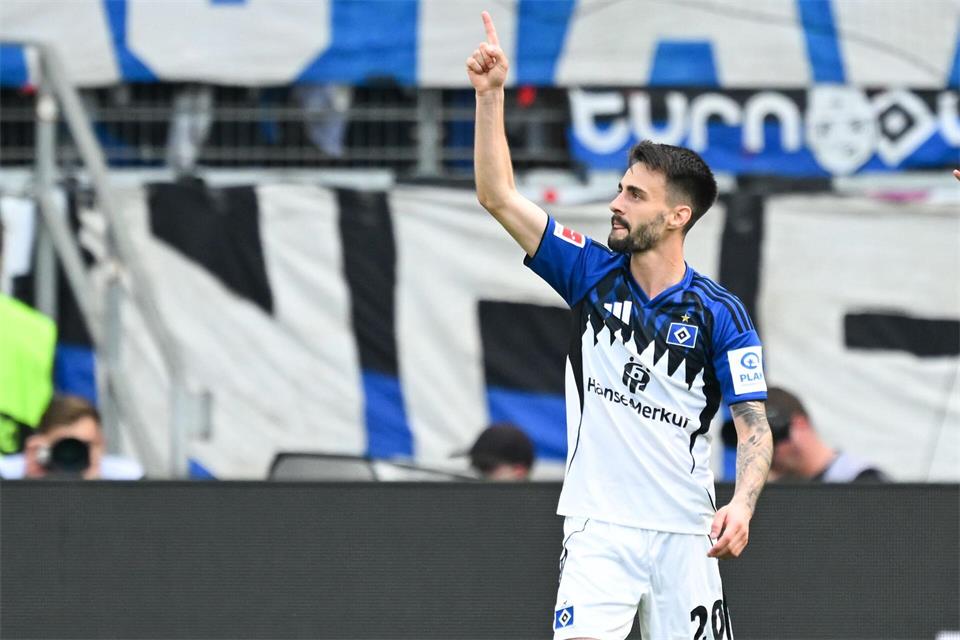 So wollen die Fans HSV-Rückkehrer und -Hoffnung Fabio Vieira wieder sehen.   Florian Wiegand/dpa