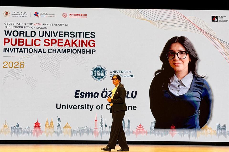 Sobald Esma Özoğlu auf der Bühne steht, lässt ihre Nervosität nach.