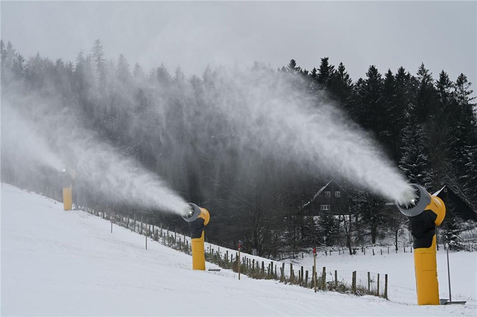 Sobald es kalt genug ist, sollen Schneekanonen laufen. (Archivbild)Uwe Zucchi/dpa