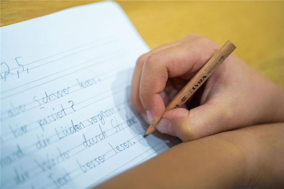 Sobald sie es dürfen, fallen viele Kinder wieder auf die Druckschrift zurück (Symbolbild).Mohssen Assanimoghaddam/dpa