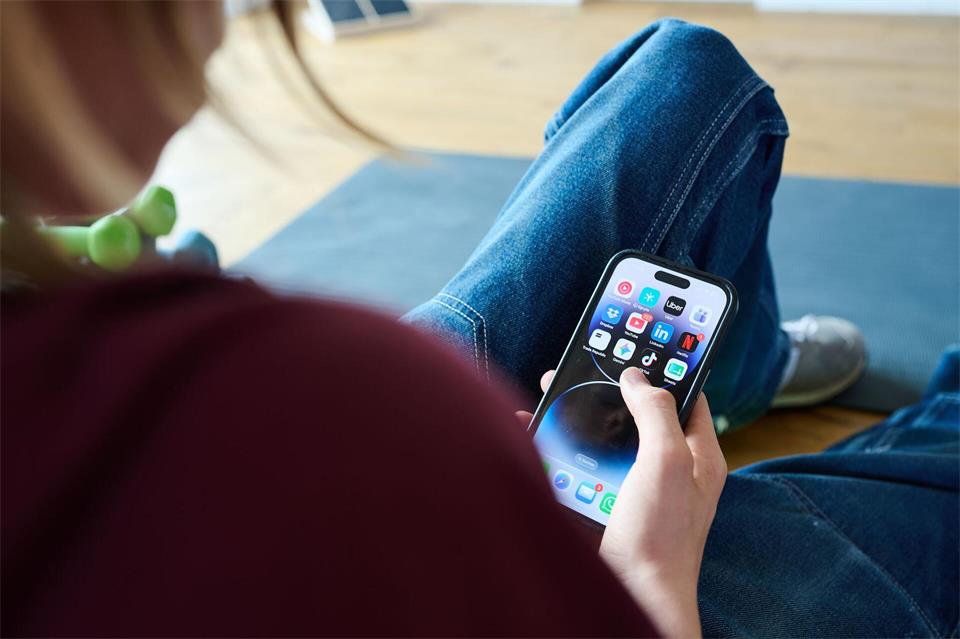 Social Media sind Alltag für Kinder und Jugendliche - aber viele haben eigene Strategien für den Umgang damit. (Symbolbild)Annette Riedl/dpa