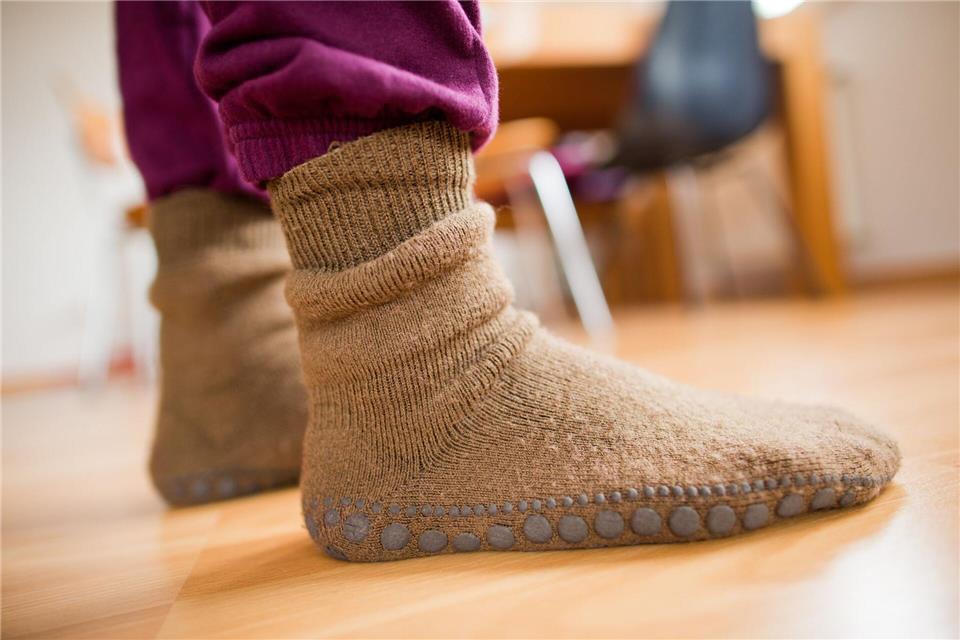 Socken dürfen nicht zu eng oder zu kurz sein.Rolf Vennenbernd/dpa/dpa-tmn