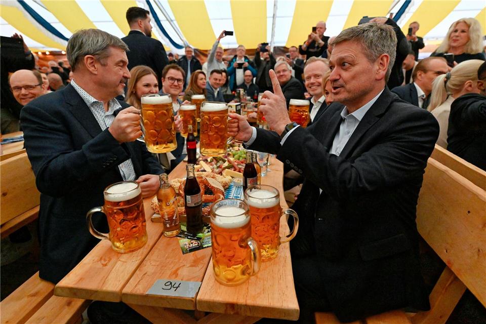 Söder (l, CSU) war nach Frankenthal gekommen, um im Landtagswahlkampf den CDU-Kandidaten Christian Baldauf (r) zu unterstützen.Uwe Anspach/dpa