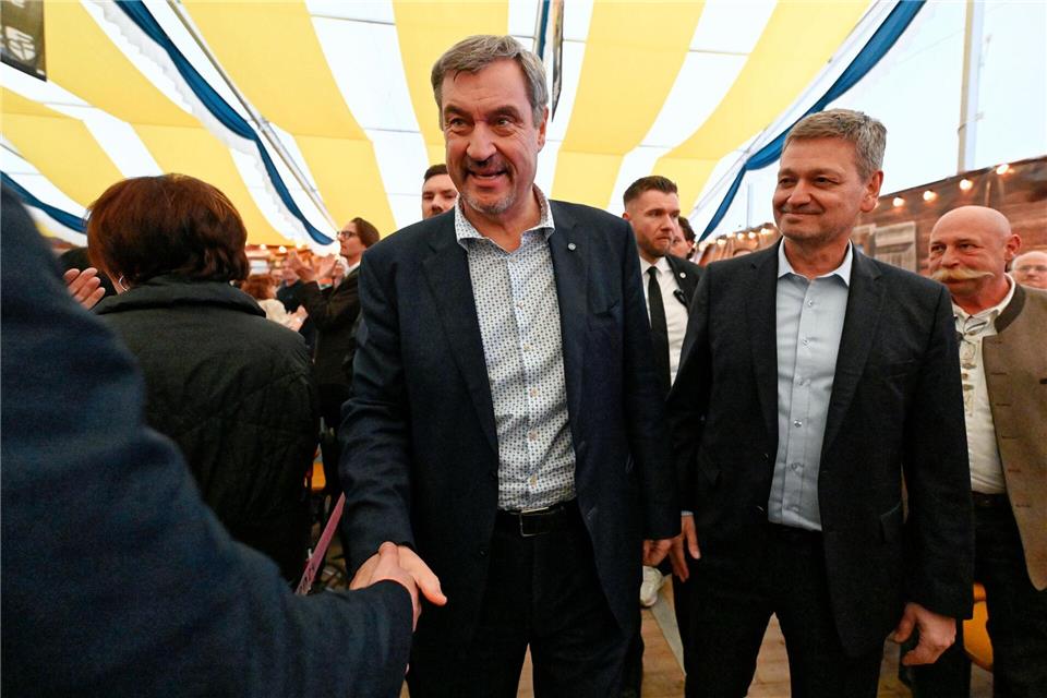 Söder (l, CSU) war nach Frankenthal gekommen, um im Landtagswahlkampf den CDU-Kandidaten Christian Baldauf (r) zu unterstützen. Uwe Anspach/dpa