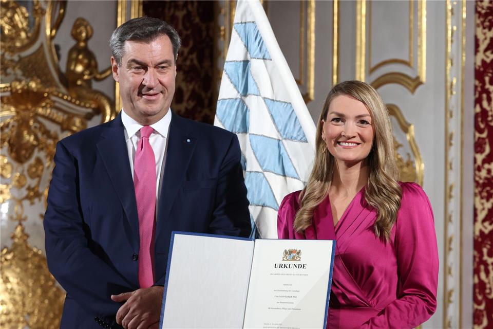 Söders eigene Gesundheitsministerin Gerlach (r.) sieht die Pläne der schwarz-roten Koalition in Berlin zu den strengeren Regeln für Krankschreibungen kritisch. (Archivbild)Karl-Josef Hildenbrand/dpa