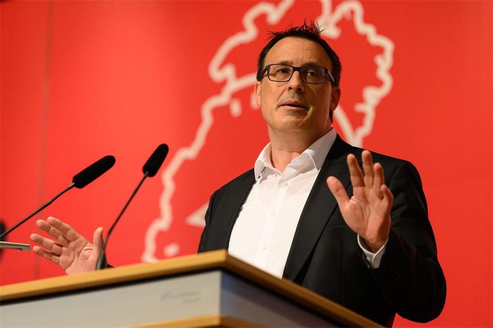 Sören Bartol (SPD), Landesvorsitzender der SPD Hessen, findet emotionale Worte für den Rückzug seiner Amtskollegin auf Bundesebene, Bärbel Bas. (Archivbild)Swen Pförtner/dpa