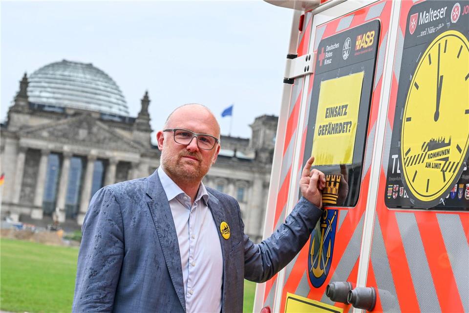 Sören Link (SPD), Oberbürgermeister der Stadt Duisburg, an einem Fahrzeug der Feuerwehr in Berlin. Jens Kalaene/dpa