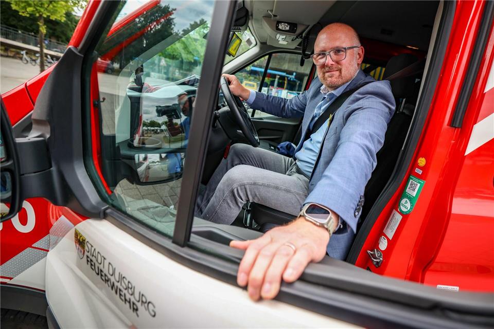 Sören Link (SPD), Oberbürgermeister der Stadt Duisburg, sitzt am Steuer eines Fahrzeugs der Feuerwehr, mit dem er nach Berlin fahren wird.Christoph Reichwein/dpa
