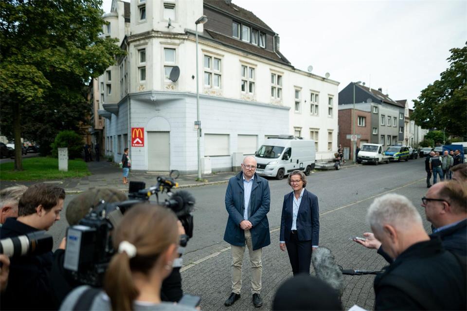 Sören Link und Ina Scharrenbach bei der Kontrollaktion vor einer Problemimmobilie in DuisburgFabian Strauch/dpa