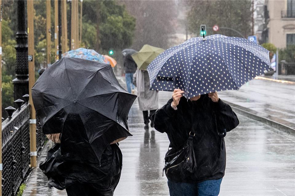 Sogar in Sevilla in Andalusien, wo im Sommer oft Hitze von um die 40 Grad herrscht, mussten sich die Menschen warm anziehen.Eduardo Briones/EUROPA PRESS/dpa
