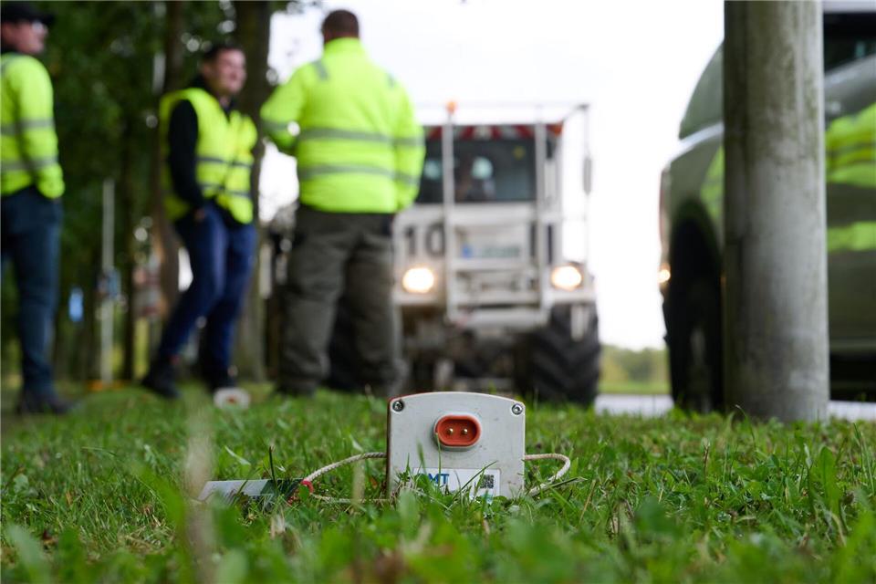 Sogenannte Geophone sollen Schallwellen, die von den Vibrationen der Spezialfahrzeuge erzeugt werden, aufzeichnen. Damit soll ein Bild des Erfurter Untergrunds entstehen und somit Auskunft über das Potenzial für Tiefengeothermie liefern. (Symbolbild) Bernd Thissen/dpa