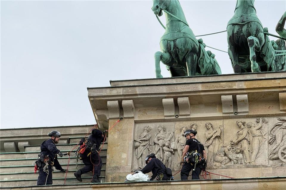 Sogenannte Höhenretter waren im Einsatz.Paul Zinken/dpa