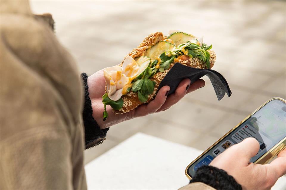 Sogenannte One-Hand-Snacks wie ein gefülltes Puten-Croissant liegen im Trend, weil die andere Hand frei bleibt, um das Smartphone zu checken. Christin Klose/dpa-tmn