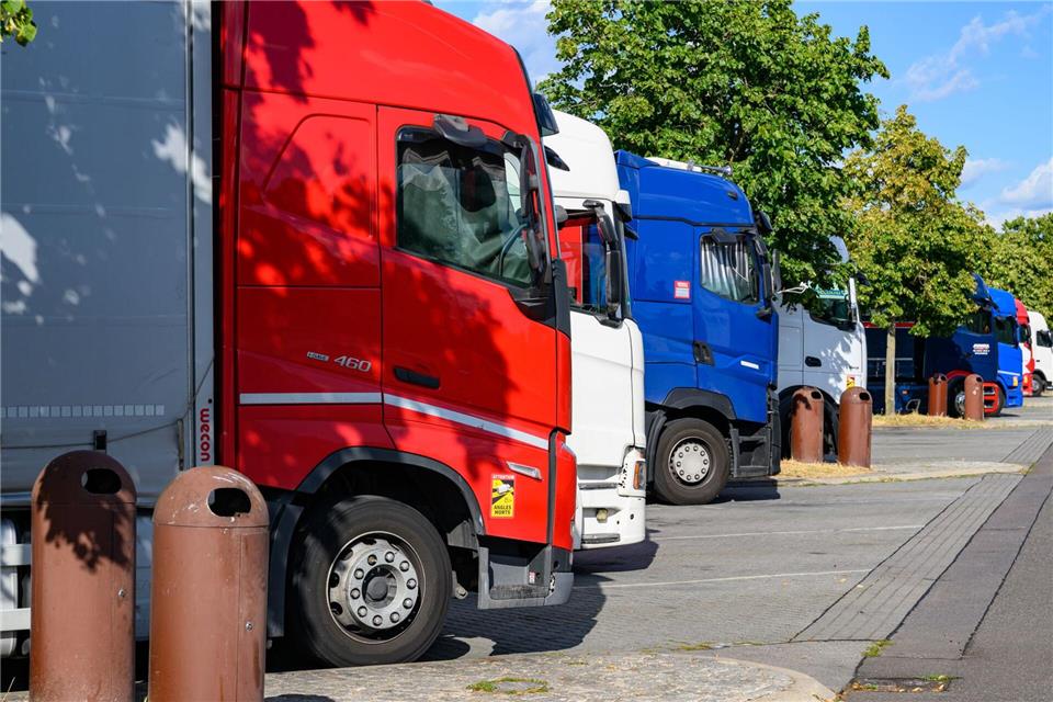 Sogenannte Planenschlitzer machen sich immer wieder an Ladung  auf Lkw zu schaffen. (Archivbild)Patrick Pleul/dpa