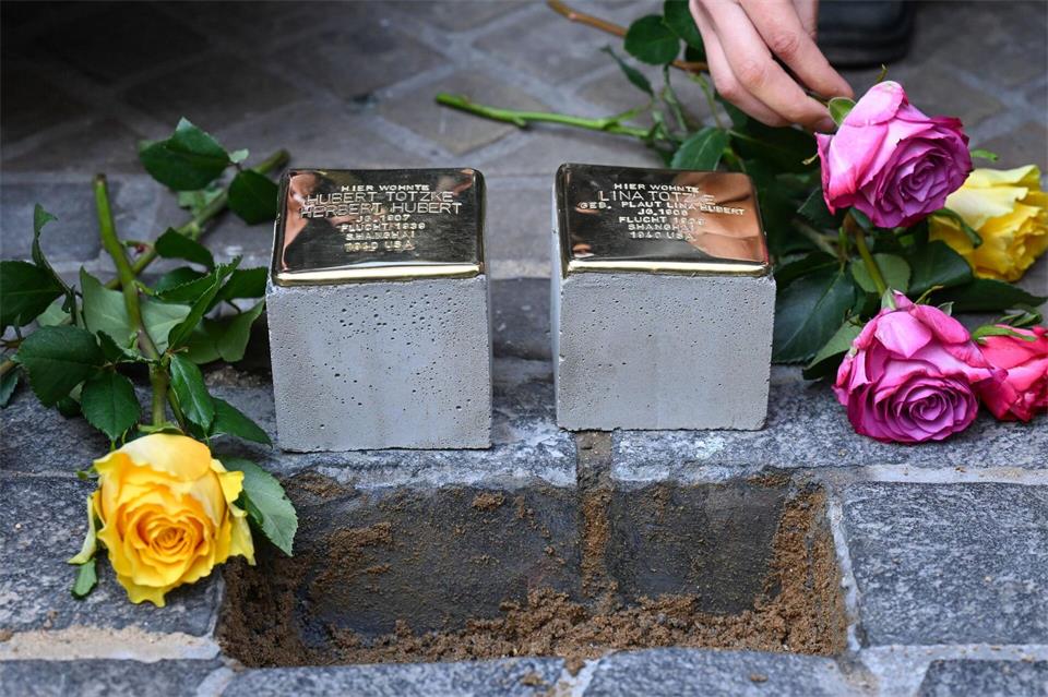 Sogenannte Stolpersteine erinnern in etlichen Kommunen Deutschlands an die Opfer des Nationalsozialismus. (Archivbild)Hendrik Schmidt/dpa/ZB