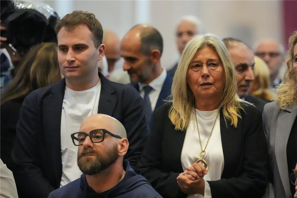 Sohn Niccolò (l) und Witwe Daniela Manni trauern um den geliebten Vater und Ehemann. Claudio Furlan/LaPresse/AP/dpa