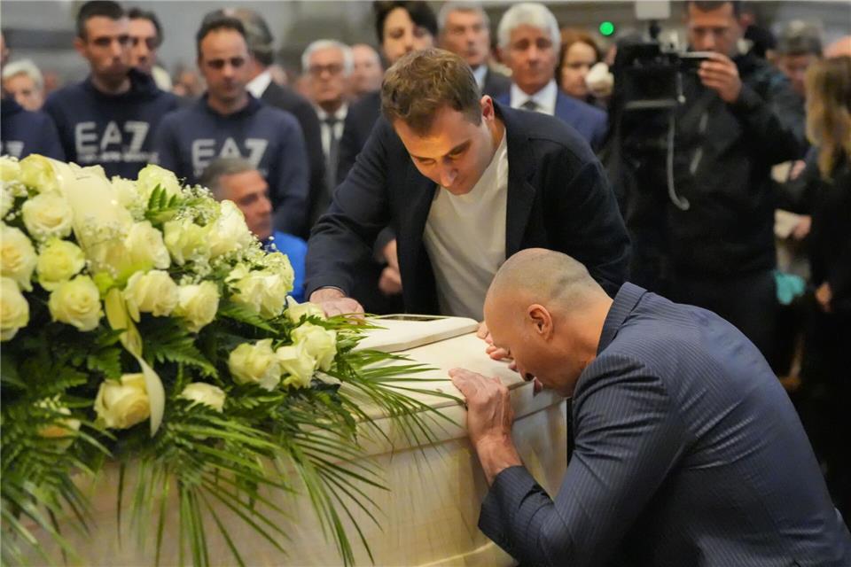 Sohn Niccolò (links) und ein Freund Zanardis nahmen Abschied am Sarg.Claudio Furlan/LaPresse via ZUMA Press/dpa